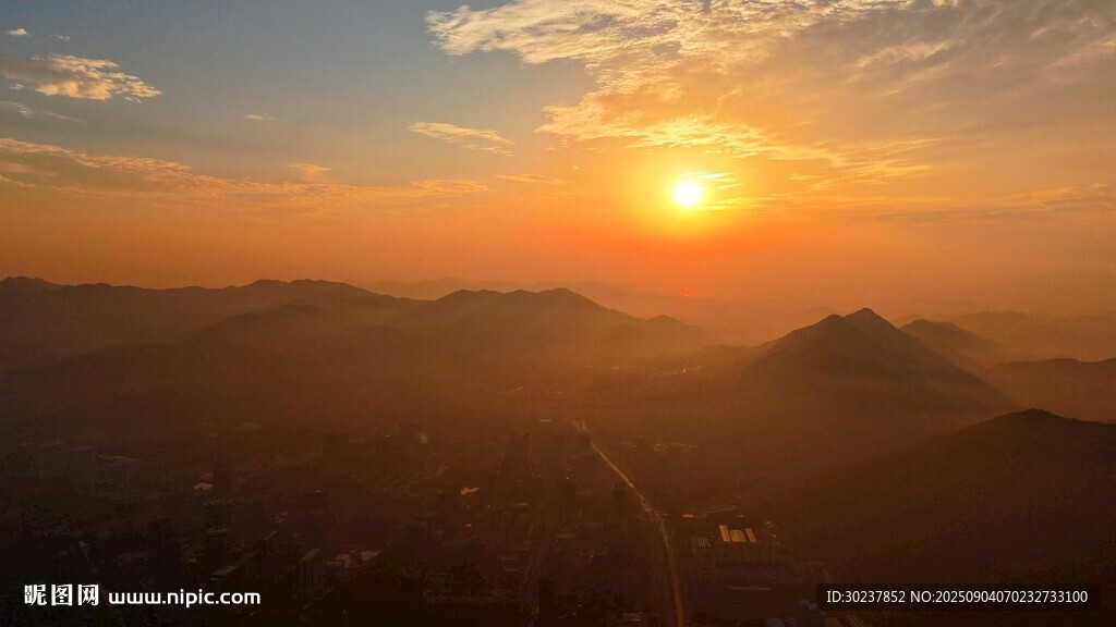 延时日出时分的壮丽山峦景色