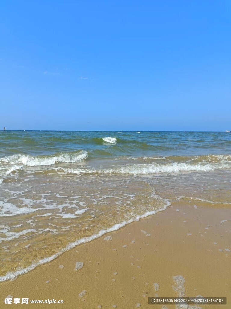 金色沙滩与蔚蓝海浪