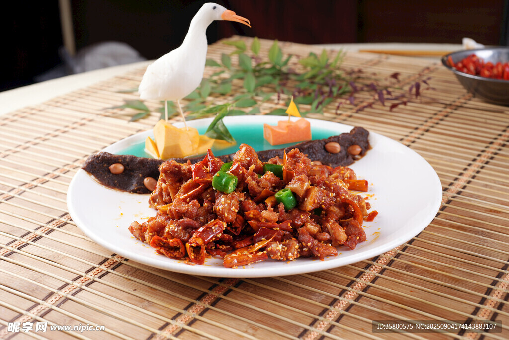 美味香辣肉丝摆于盘中