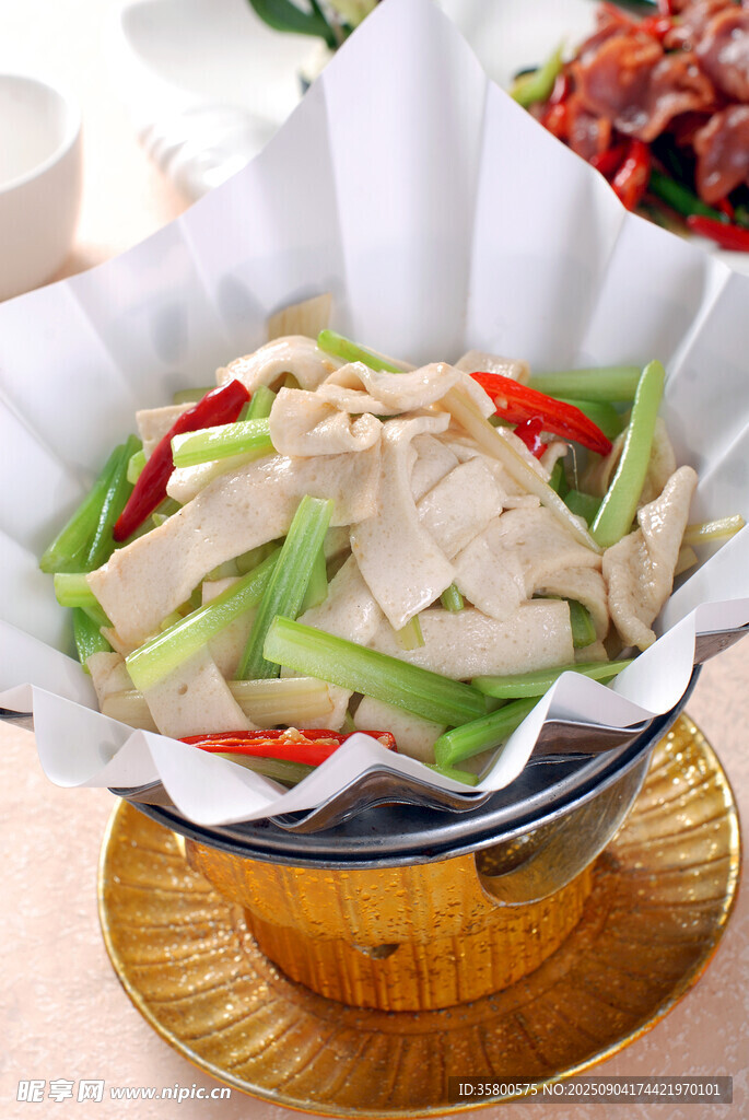 干锅中的蔬菜与豆腐皮