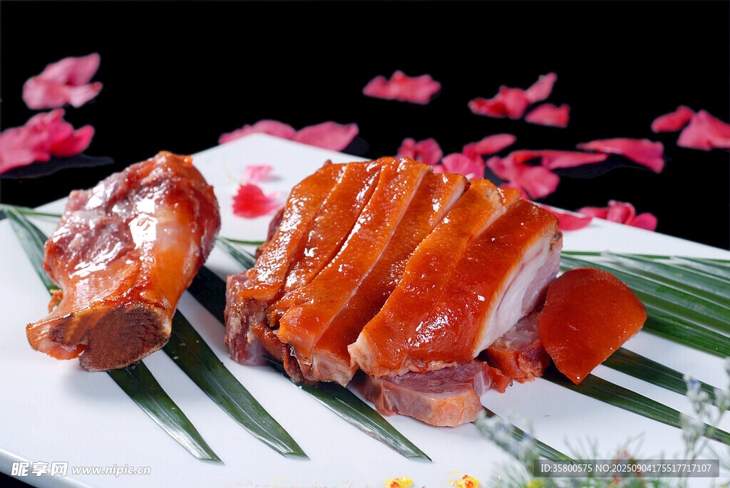 美味切片烤鸭摆盘精致