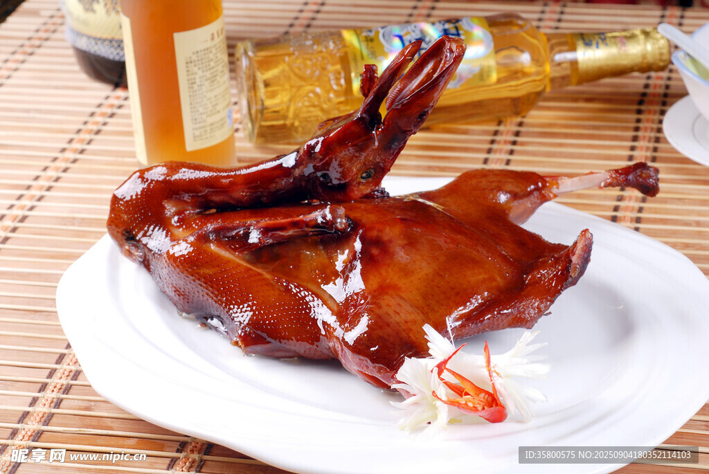 美味酱鸭摆于盘中