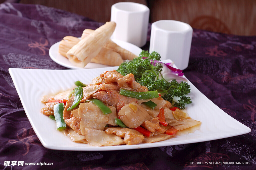美味特色炒鱼片摆拍
