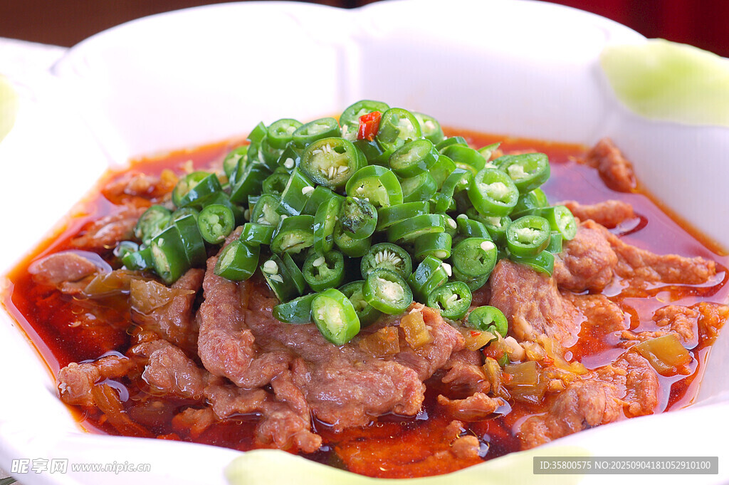 香辣牛肉配翠绿葱花