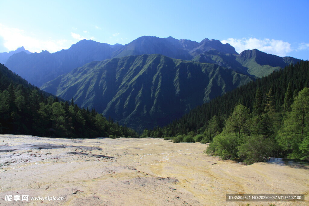 黄龙山间开阔地与葱郁山林景观