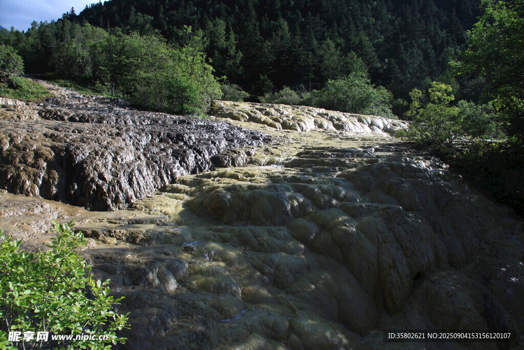 黄龙山间岩石地貌景观