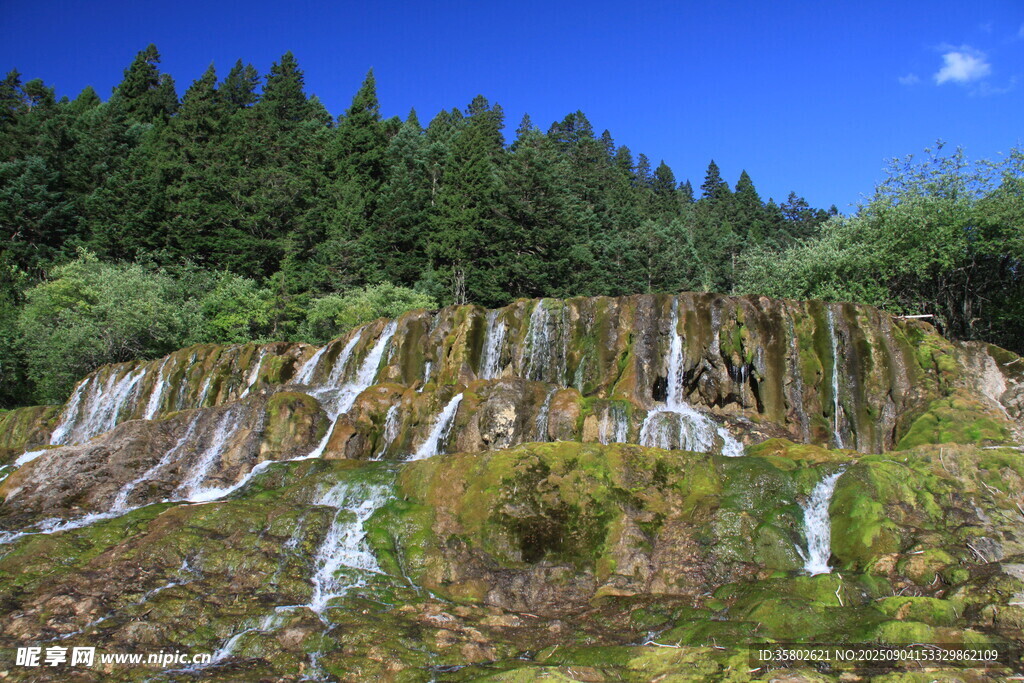 九寨沟山间瀑布景观