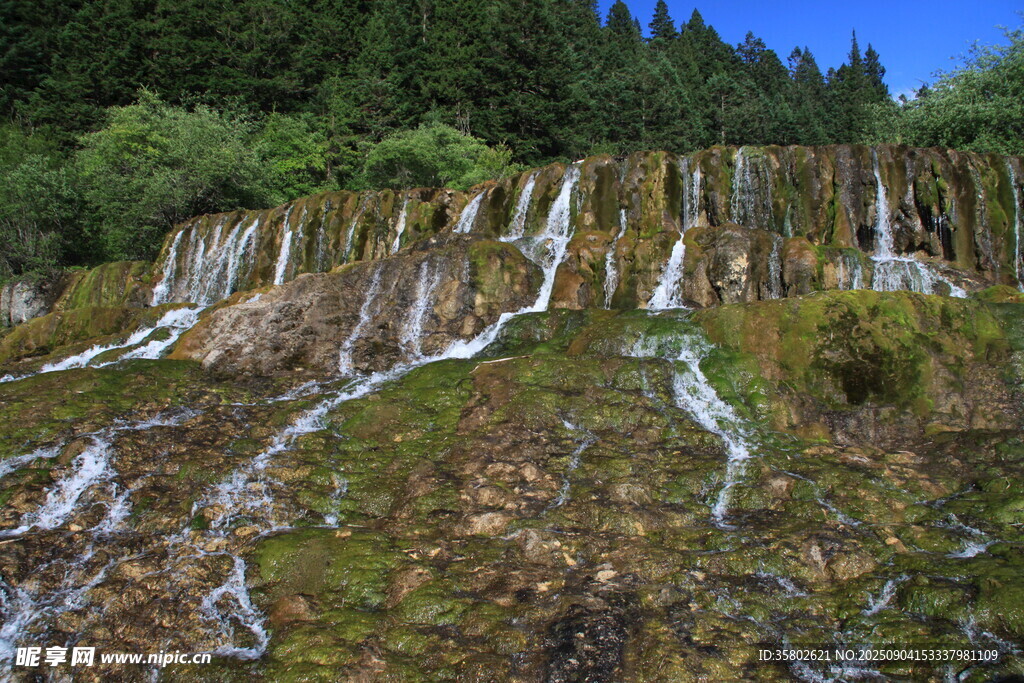 九寨沟山间壮丽瀑布景观