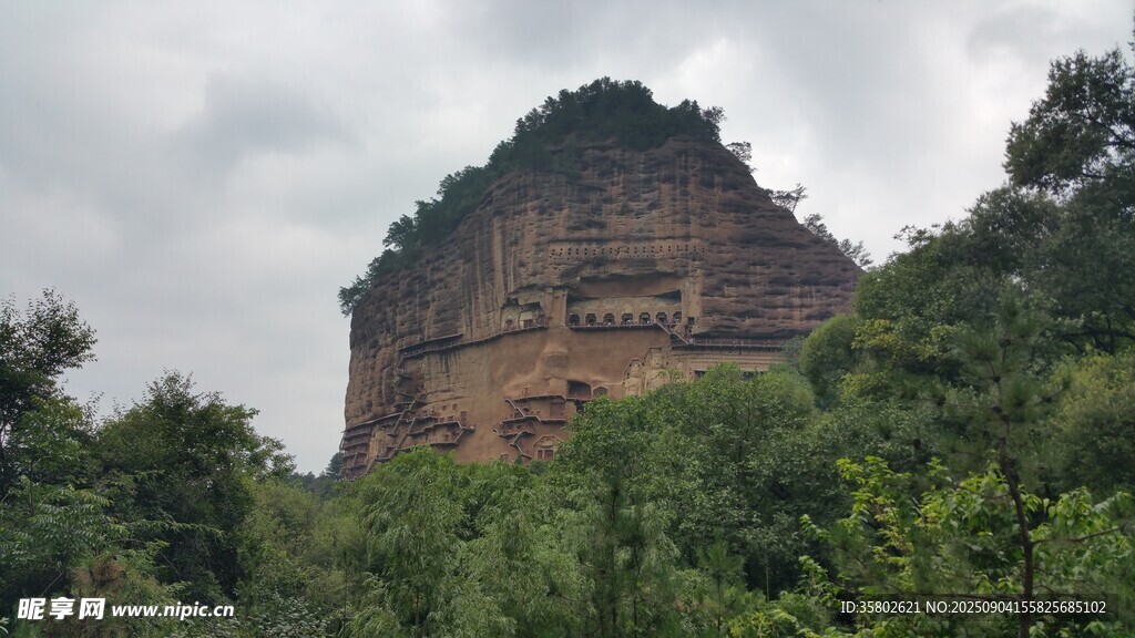 天水麦积山是窟远景