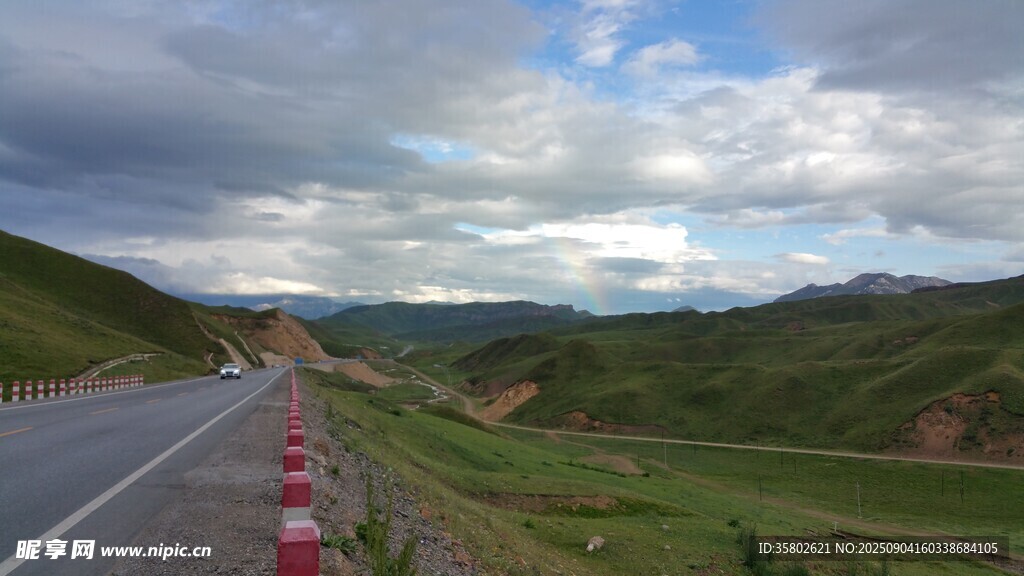 蜿蜒公路旁的秀丽山野