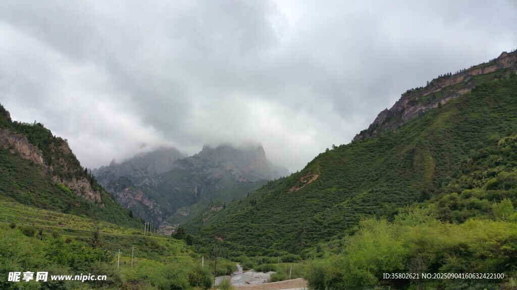 甘南扎尕那云雾缭绕的山间美景