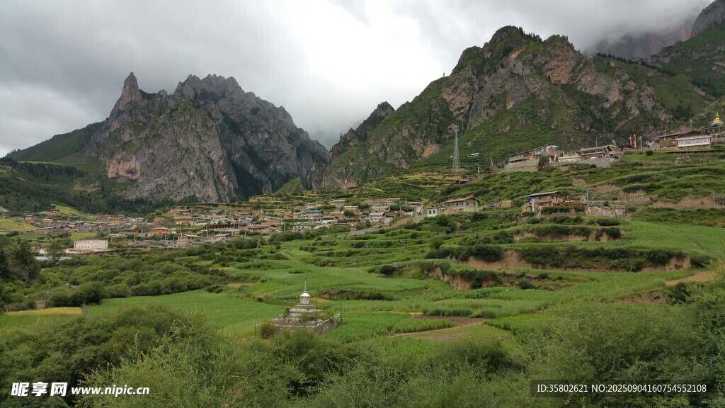 甘南扎尕山间绿野壮美山峦景色