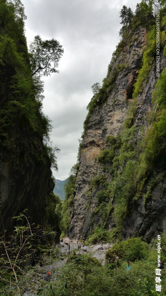甘南扎尕那山间峡谷景色