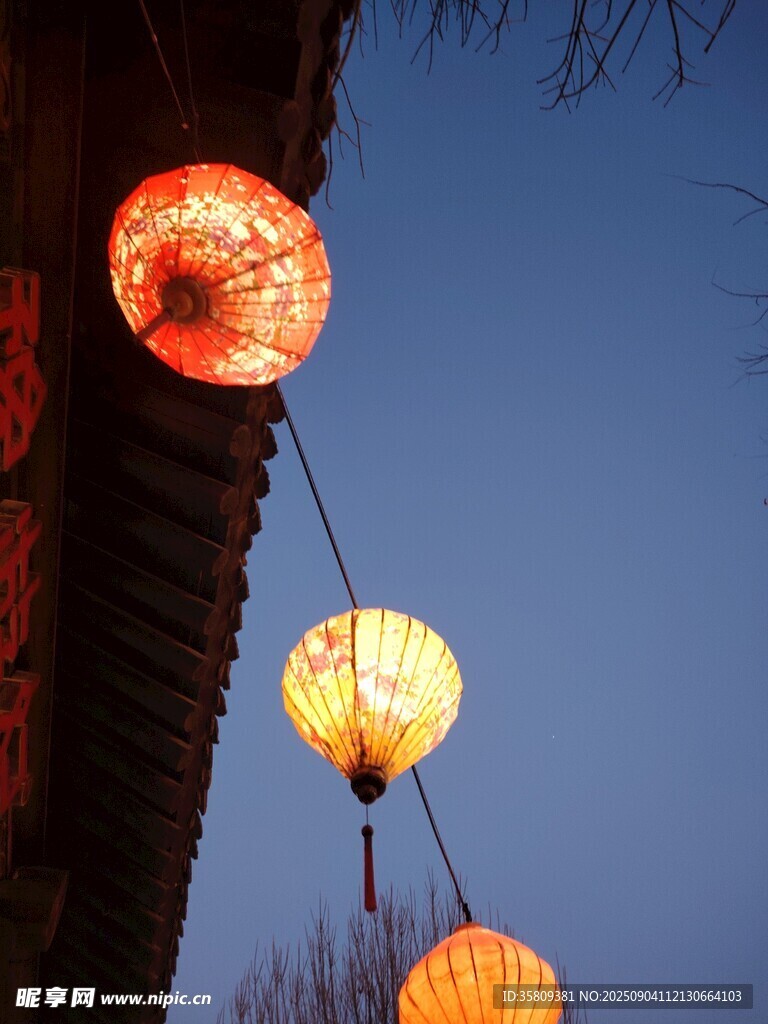 华灯初上夜幕降临