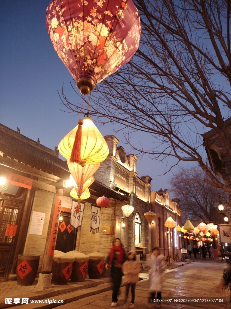 古镇夜幕华灯初上