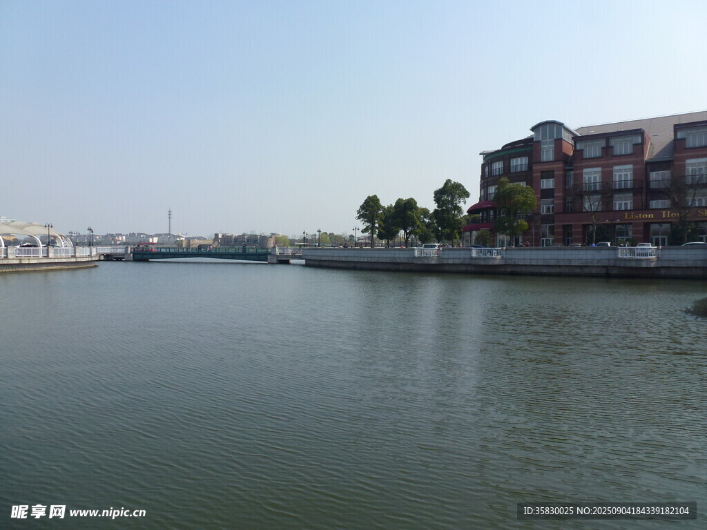河畔建筑景观