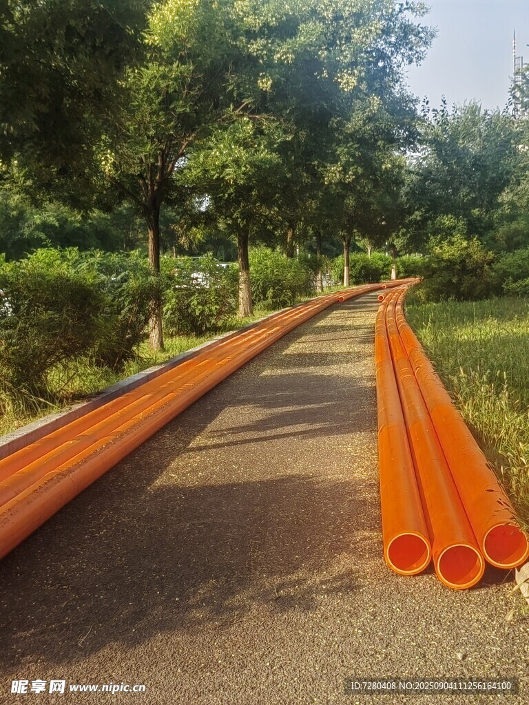 户外橙色管道铺设场景