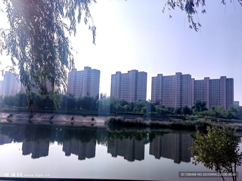 湖畔高楼倒影美景