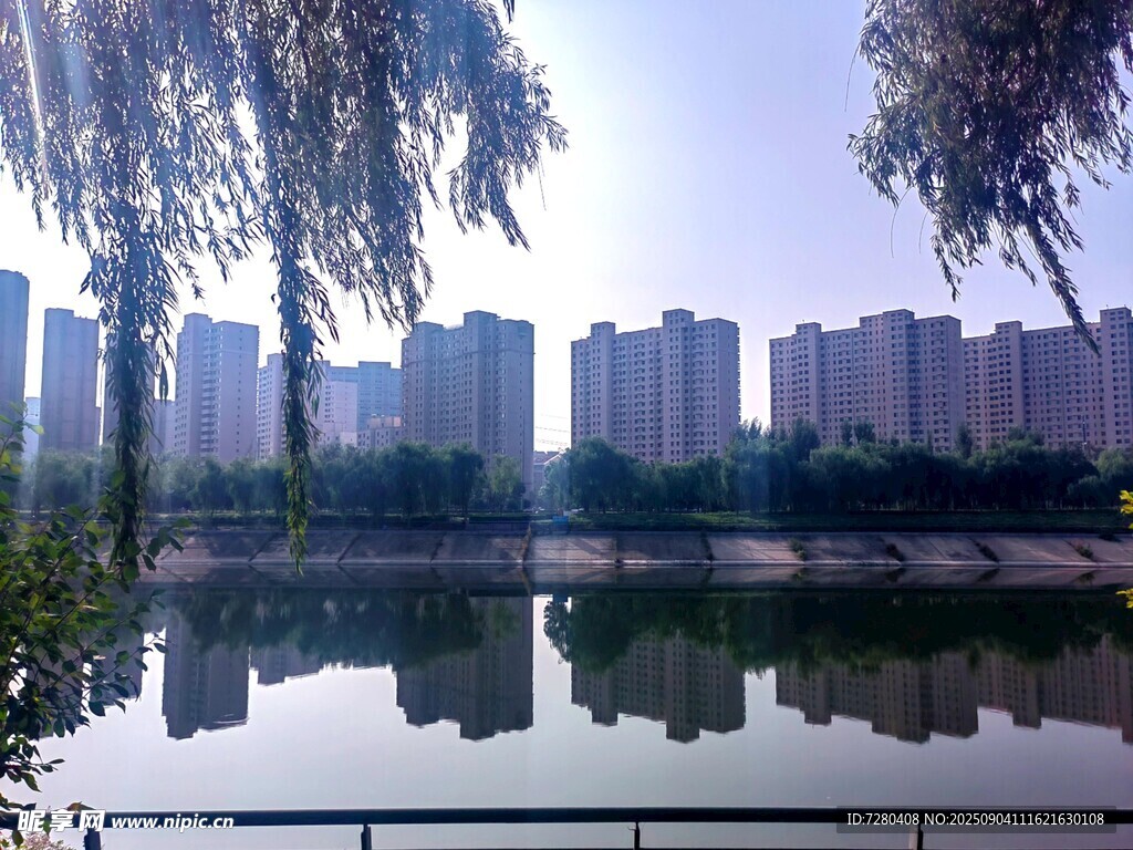 湖畔城市风光倒影美景