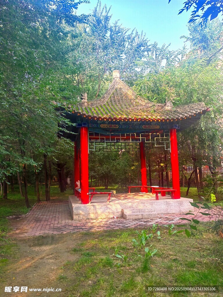 林中红亭