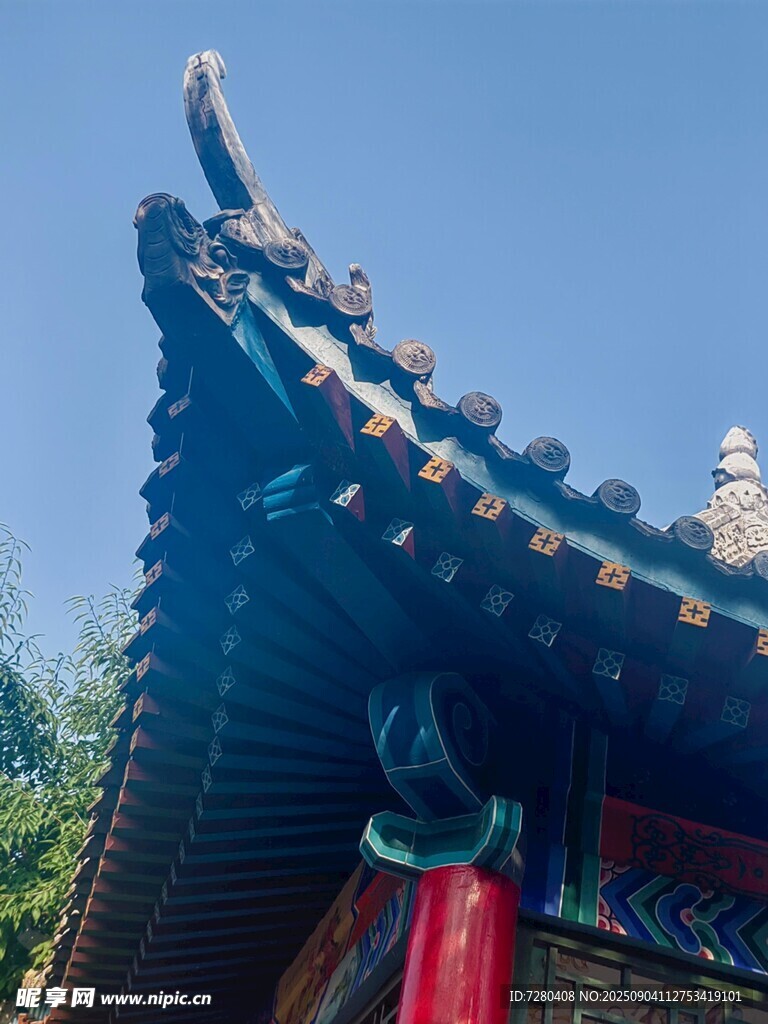 中式古建筑屋檐一角