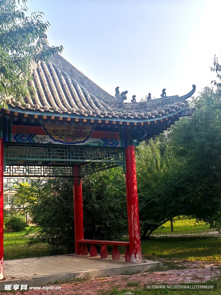 中式凉亭立于绿意之中