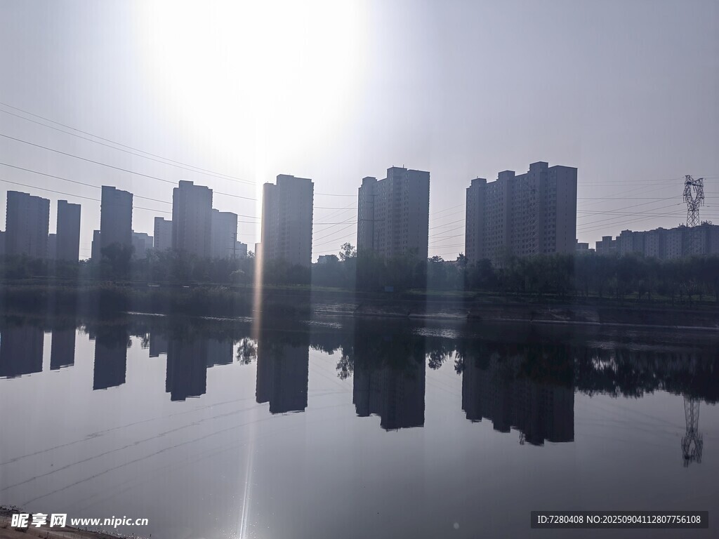 城市湖畔高楼倒影景观