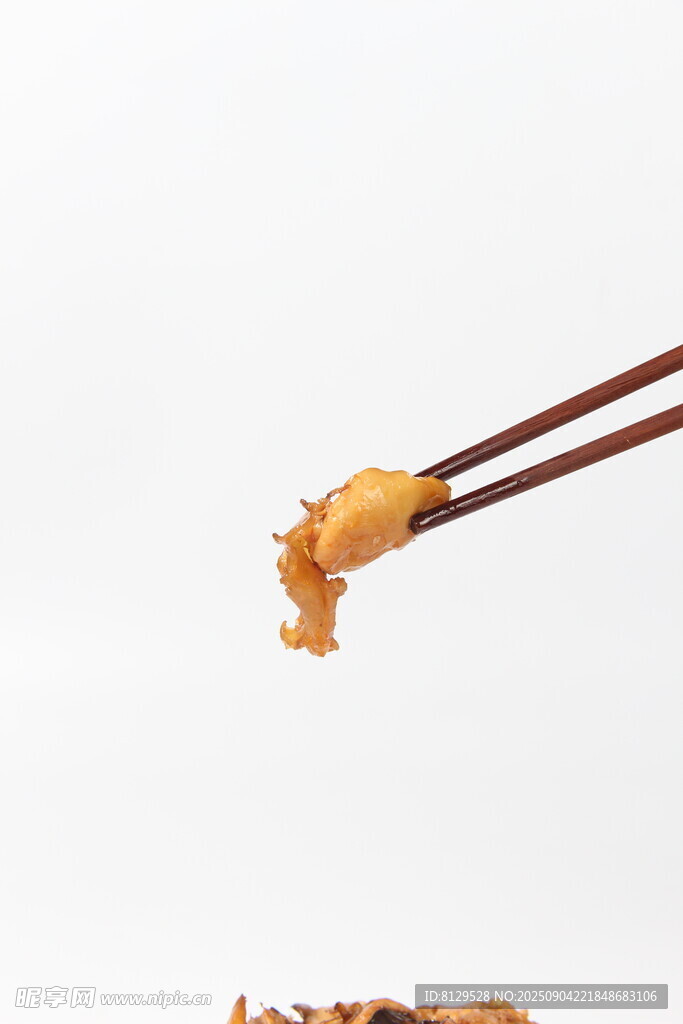 筷子夹起美味食物瞬间