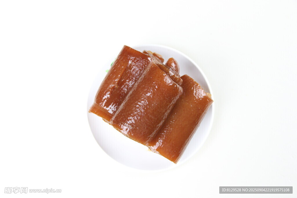 美味红糖糍粑摆于白盘