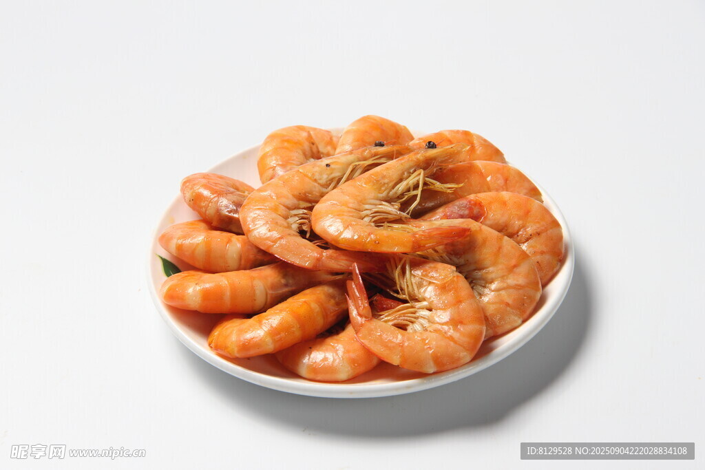 白碗中的美味熟虾