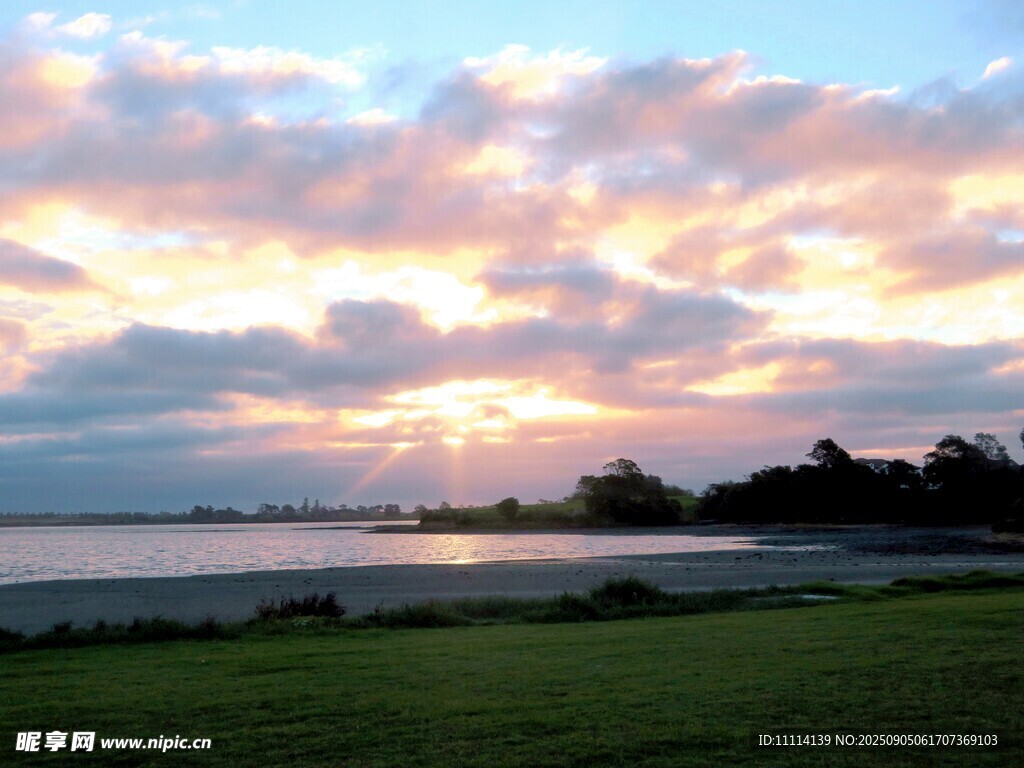 海滨日落美景