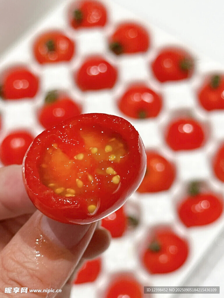 手捧切开的新鲜小番茄