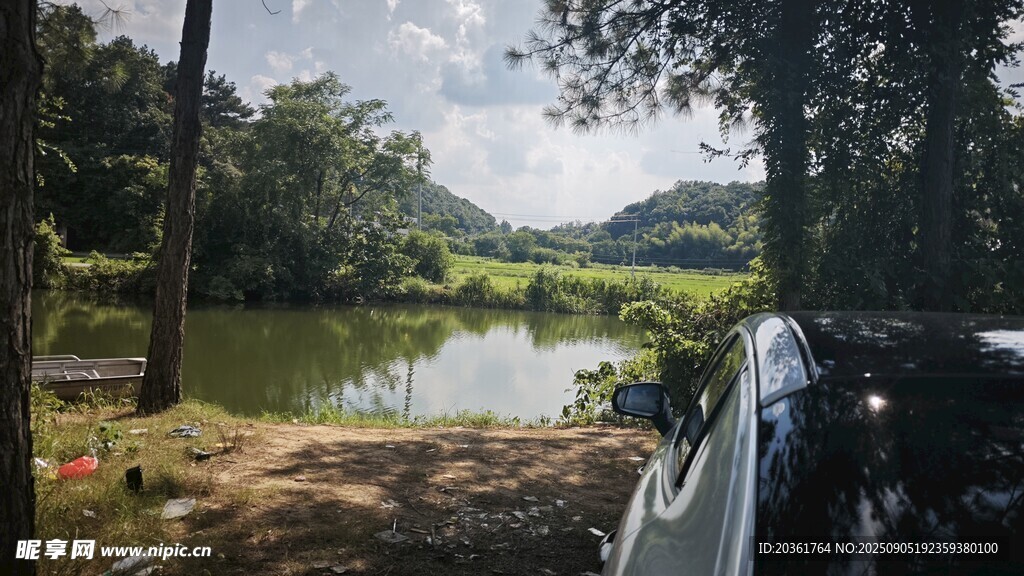 车停湖畔享自然美景