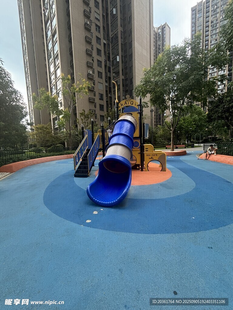 小区内的儿童户外滑梯设施