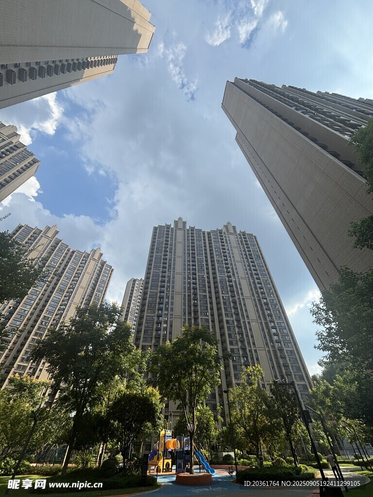 城市高楼与绿植景观