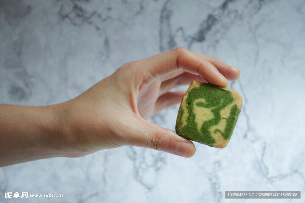 手捧抹茶点心