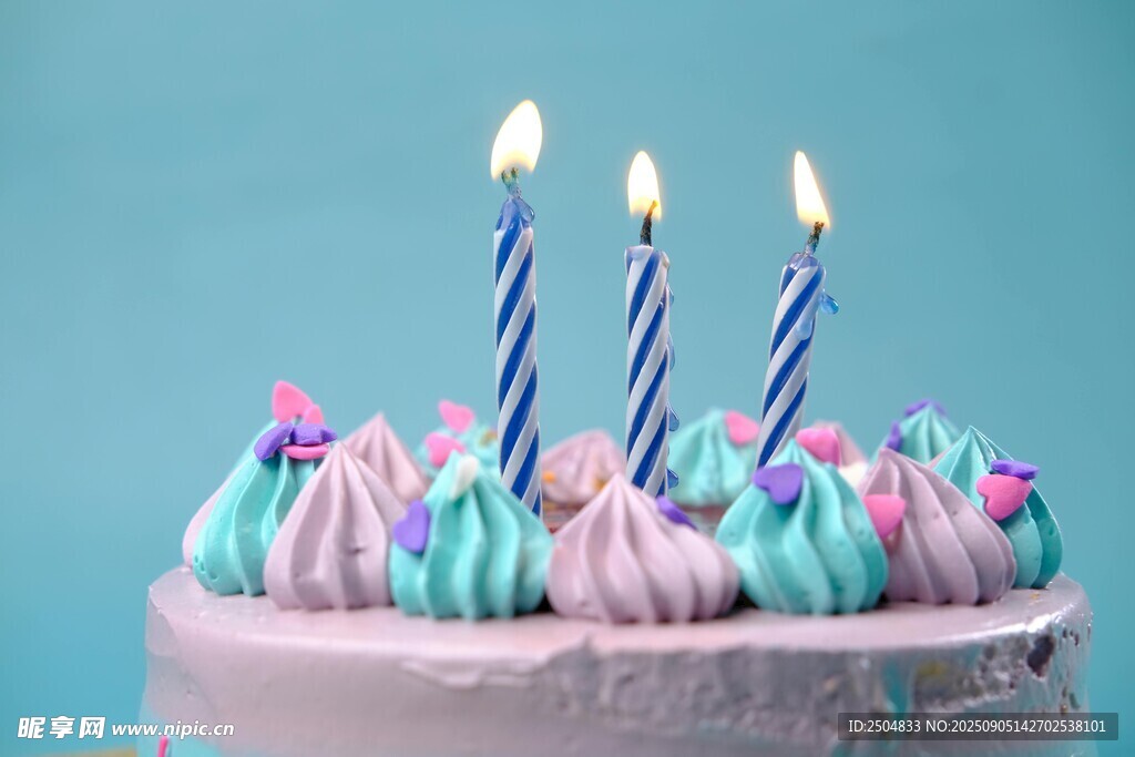 生日蛋糕上的多彩蜡烛