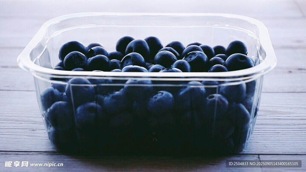透明盒中的饱满蓝莓