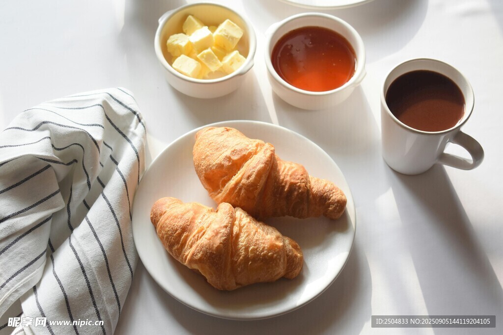 美味早餐 羊角面包与饮品