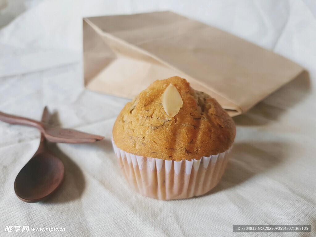 床上的松饼与餐具