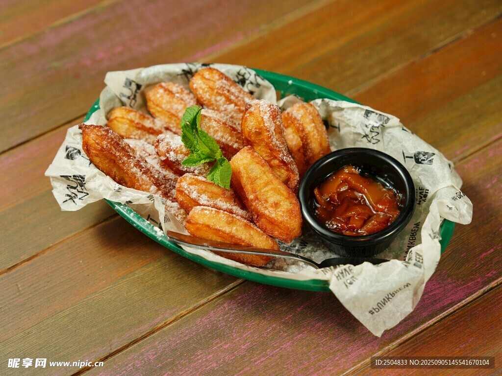 香烤鸡翅配蘸料 美味诱人
