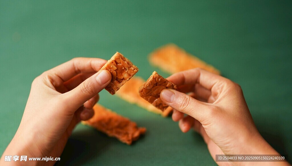 双手掰食美味香脆食物