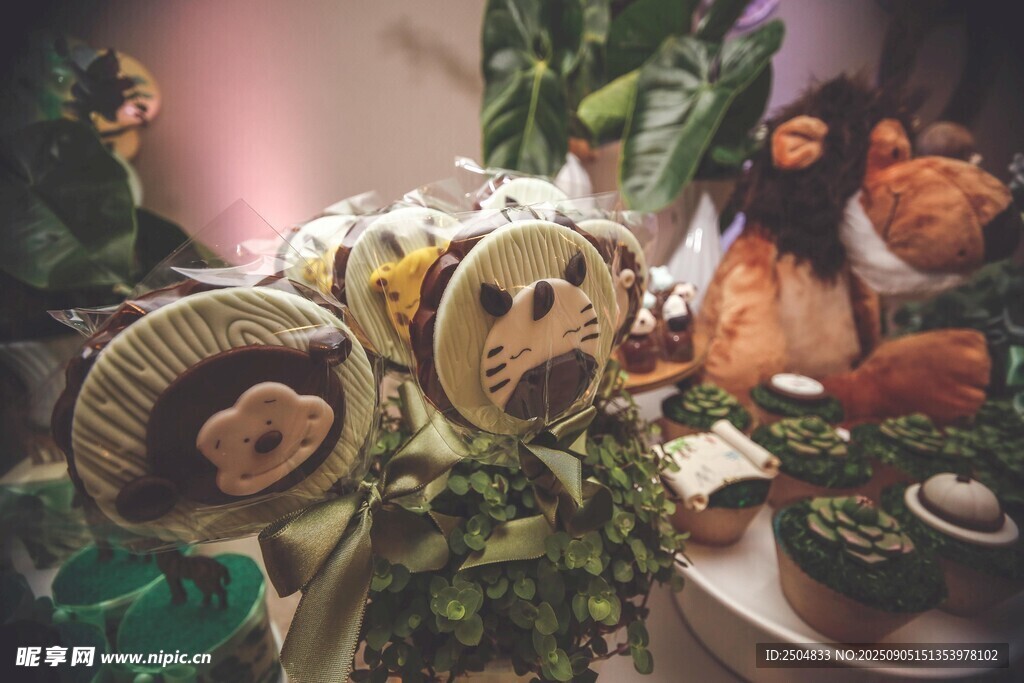 可爱毛绒玩具与绿植摆件