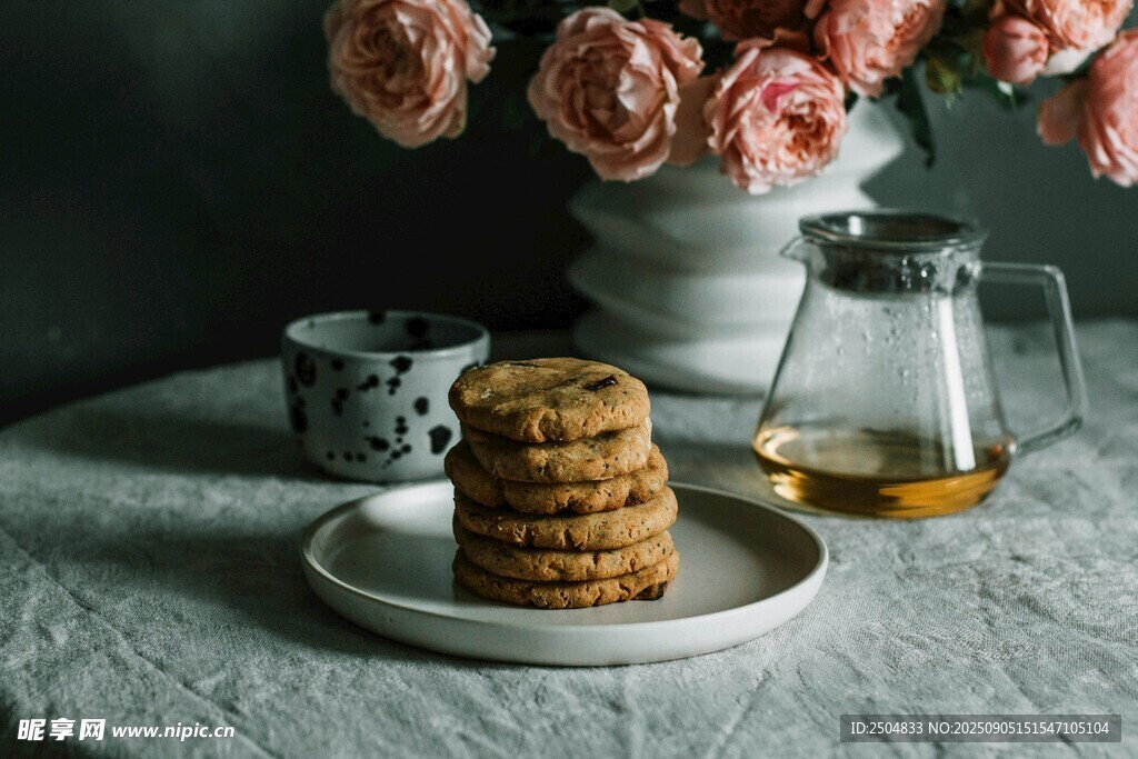 美味饼干与温馨花卉组合