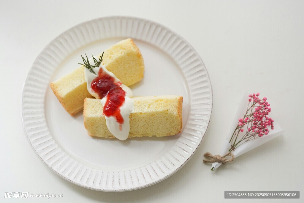 精致摆盘的美味芝士蛋糕