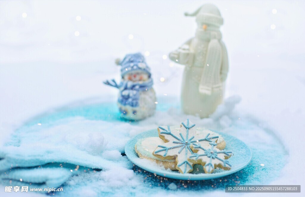 冬日雪景摆件与精致点心