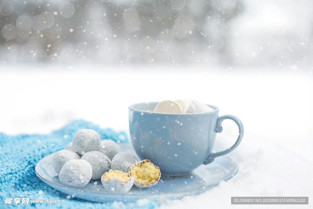冬日雪景中的热饮与甜点