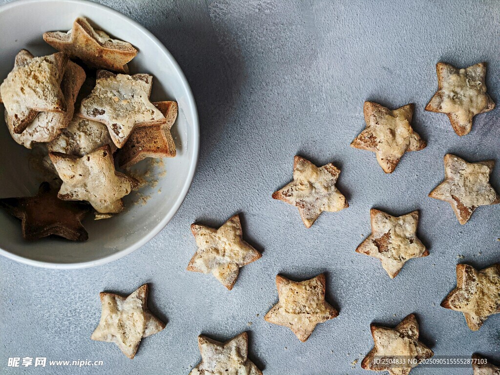 星形饼干摆放在碗旁
