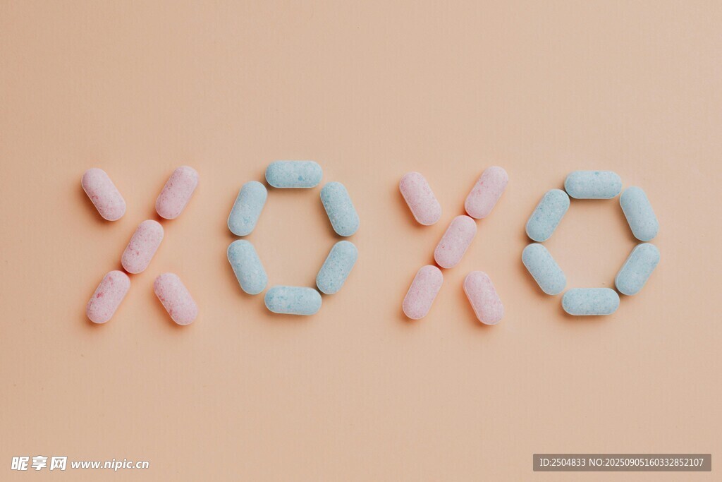 糖果摆成的XOX 造型