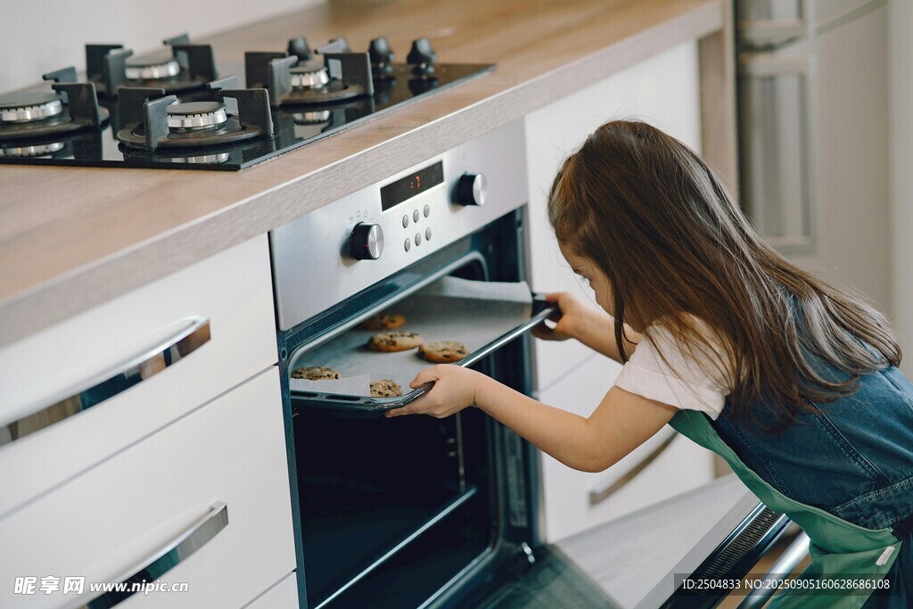 女子厨房专注烤制食物